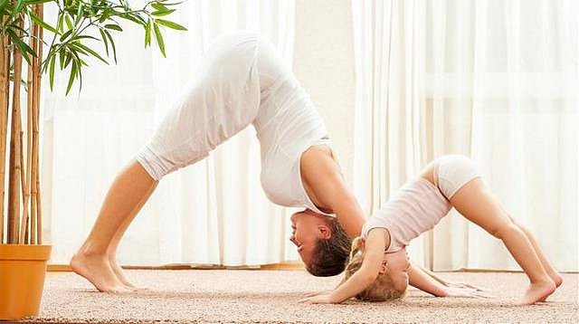 mother-daughter-yoga